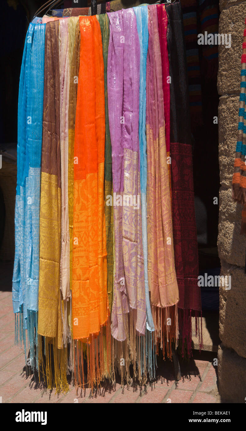 Affichage des foulards en soie Essaouira Maroc Photo Stock - Alamy