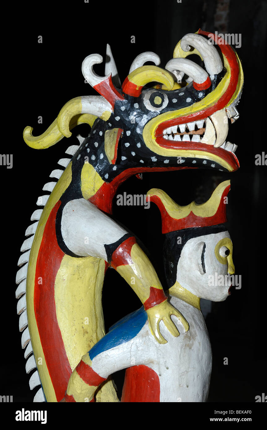 Dragon polychrome & Figure sculpture sur bois ou Tribal Art primitif par le Berewan Sarawak Malaisie Bornéo Tribu Banque D'Images