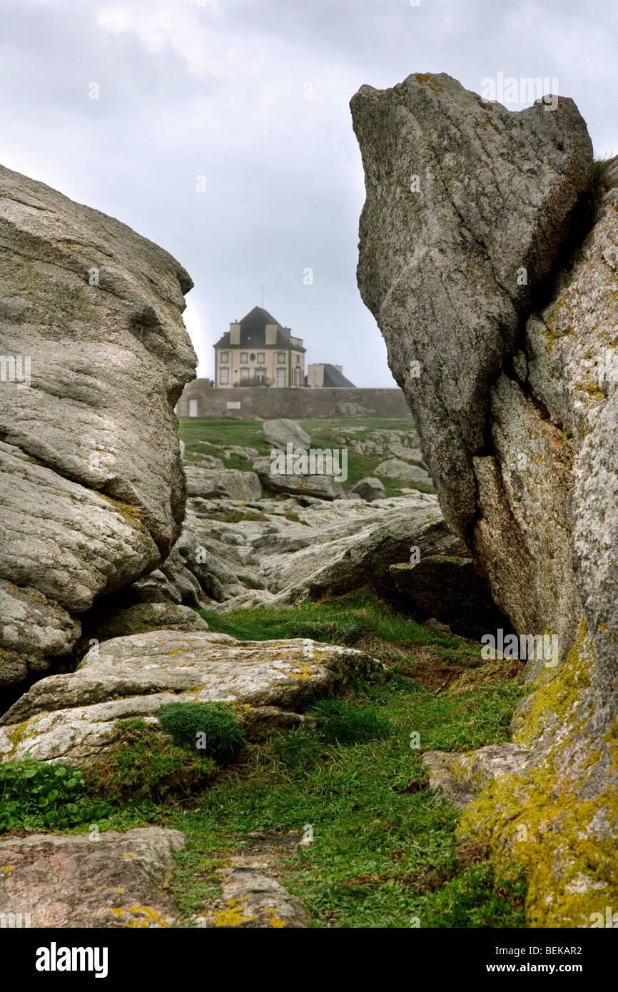 Les formations de roche par l'érosion éolienne sur la côte en Saint-Guénolé, Finistère, Bretagne, France Banque D'Images