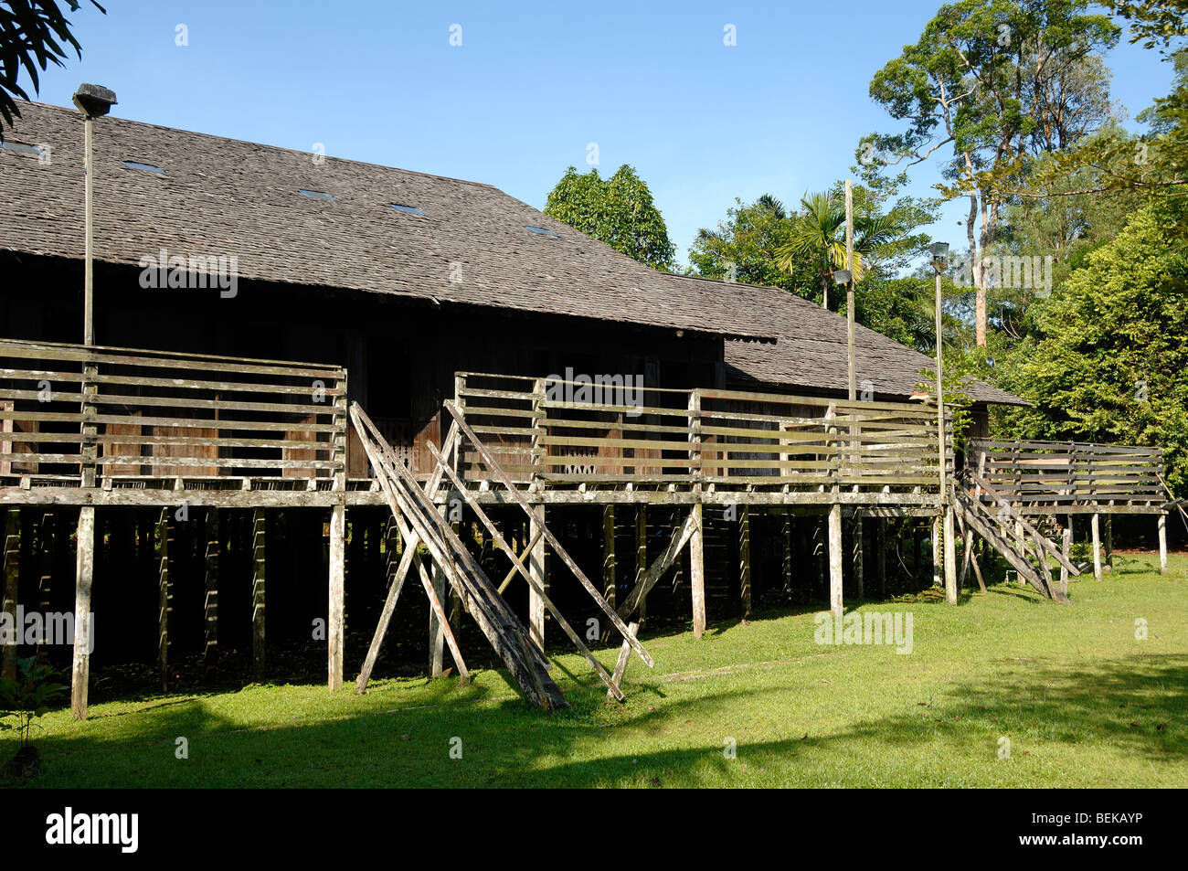 Iban Dayak ou Longue Maison communale près de Village Culturel de Sarawak Kuching Sarawak Malaisie Bornéo Banque D'Images