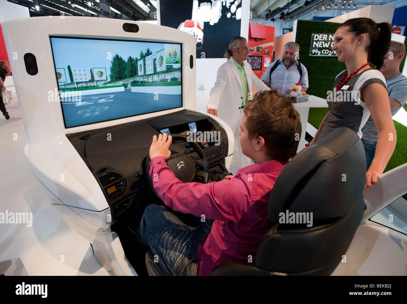 Simulateur de conduite avec écran vidéo au stand Citroën au salon de Francfort 2009 Banque D'Images