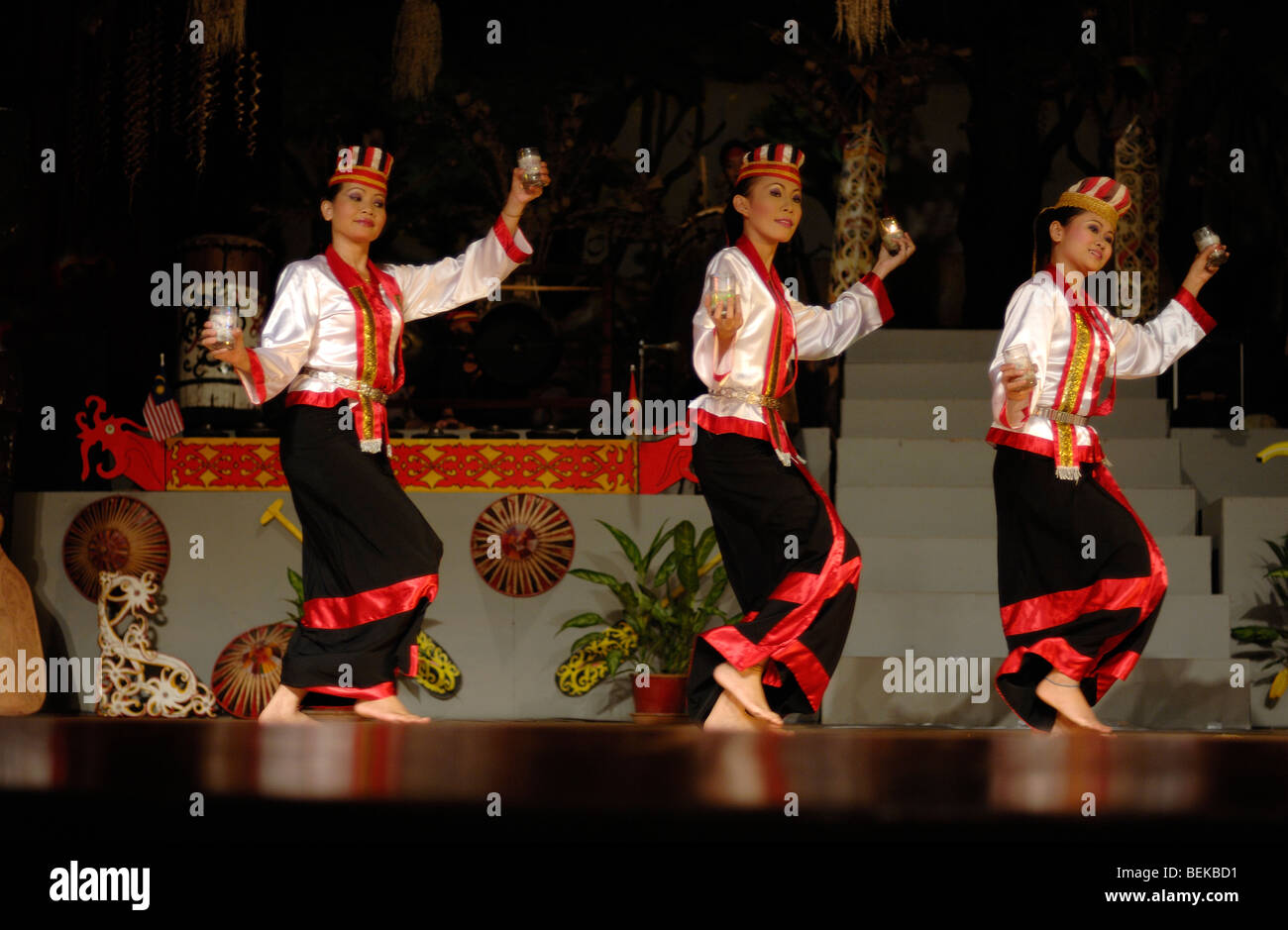 Les femmes de la tribu Bidayuh Dancing Danse de bienvenue Village Culturel de Sarawak Kuching Sarawak Malaisie Bornéo Banque D'Images
