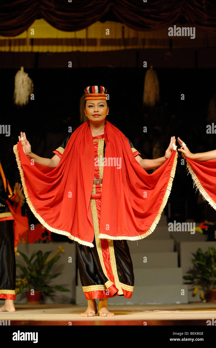 Femme d'une tribu Bidayuh en costume rouge la récolte d'oiseaux ou de danse Dance Village Culturel de Sarawak Kuching Sarawak Malaisie Bornéo Banque D'Images