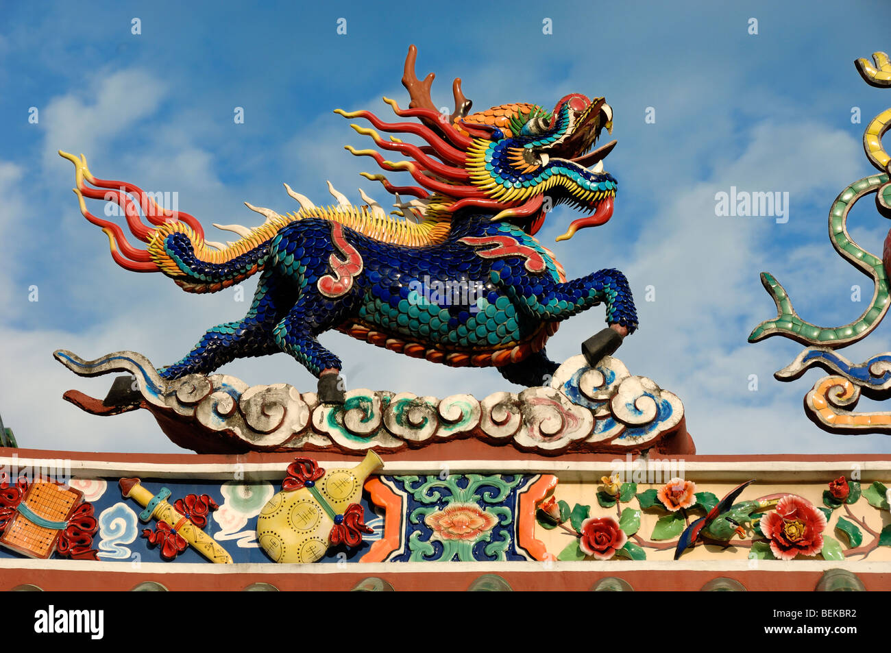 Un dragon chinois en céramique sur le toit de la Hong san temple chinois dans le quartier chinois de Sarawak Kuching Malaisie Bornéo Banque D'Images