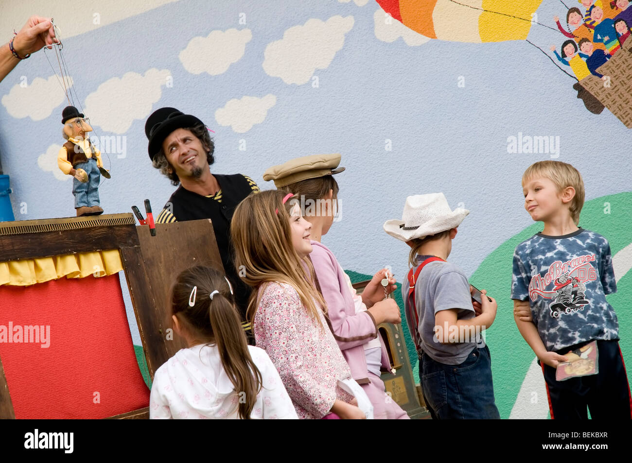 Petit théâtre de rue avec un public d'enfants Banque D'Images