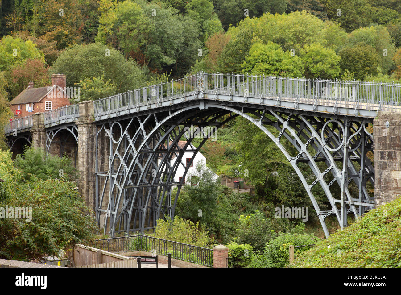 Le premier pont de fer au monde. Le site du patrimoine mondial, qui abrite le pont Ironbridge à Telford, Shropshire, Angleterre. Banque D'Images