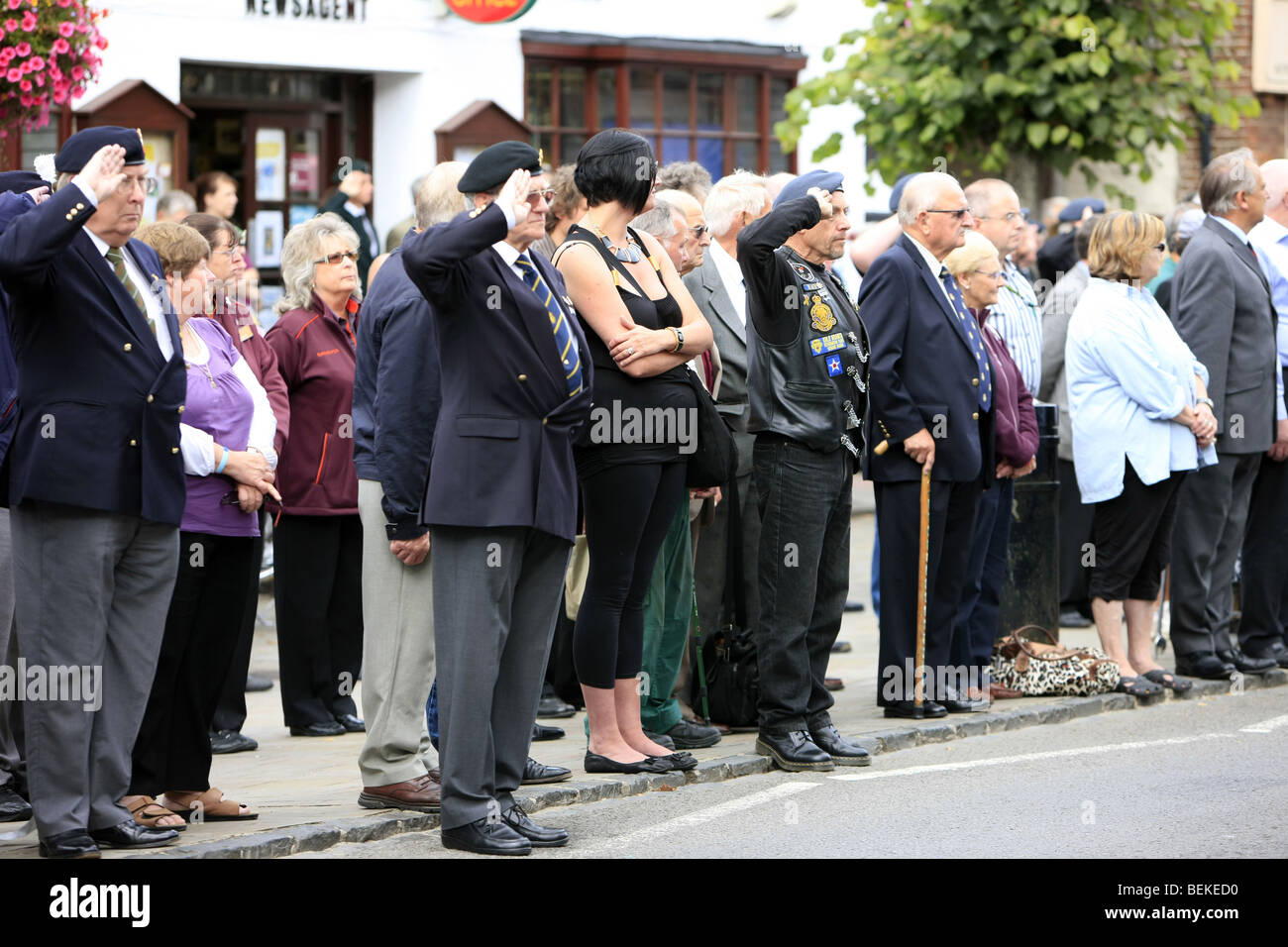 Soldats et ex-soldats saluer comme un soldat mort de la guerre d'Afghanistan passe par Wootton Bassett Wiltshire Banque D'Images