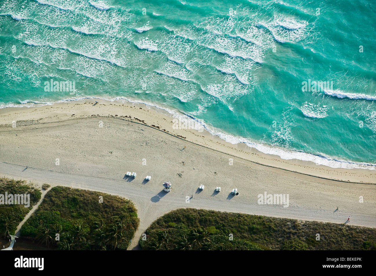 Vue aérienne au-dessus de South Beach Miami Flordia vagues océan Atlantique Banque D'Images