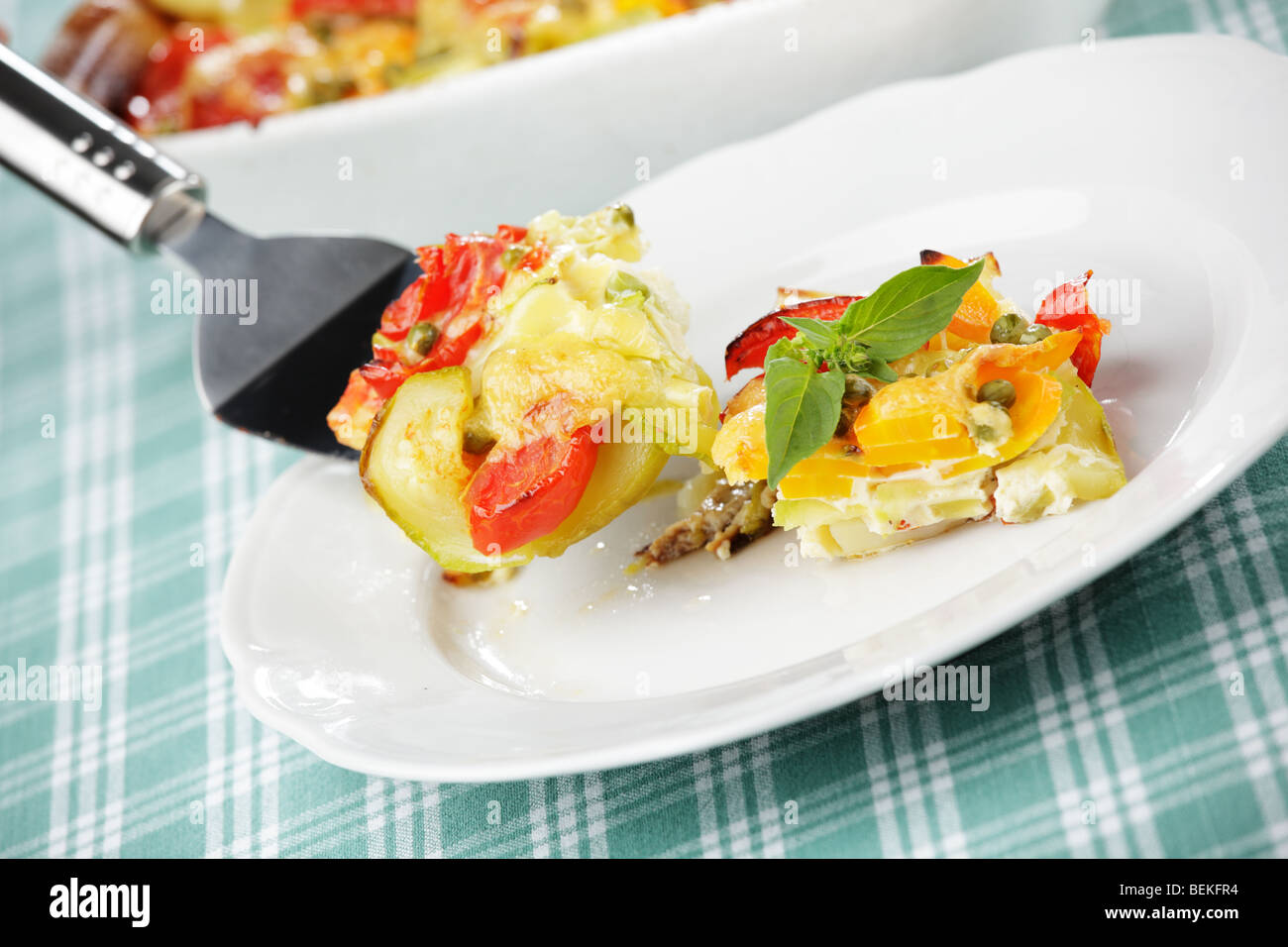 Pudding au four légumes on white plate Banque D'Images