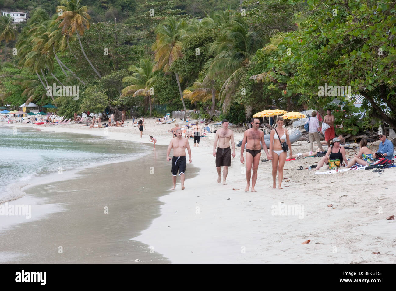 Les touristes sur la plage de Cane Garden Bay, Banque D'Images