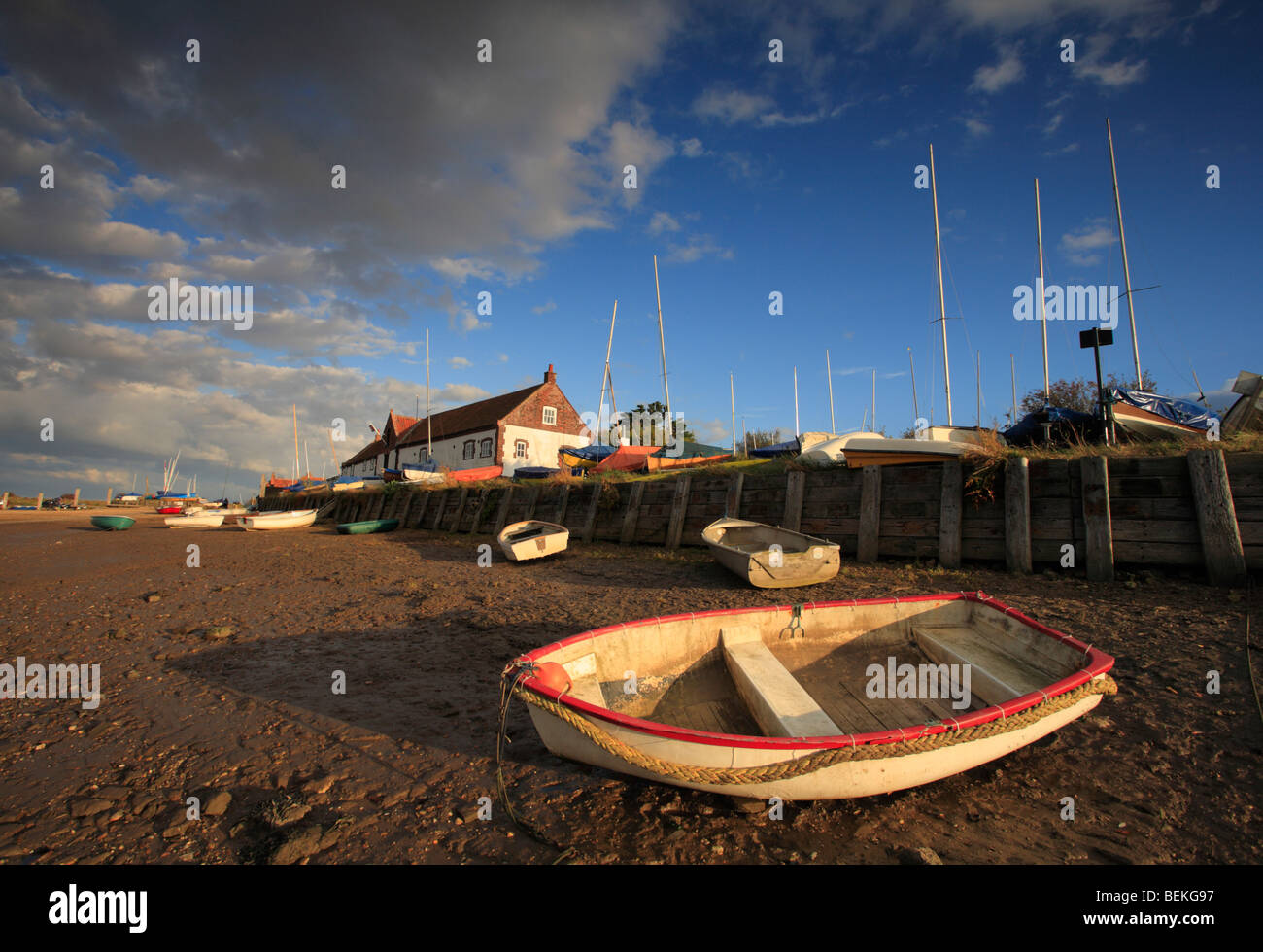 Les bateaux et l'accastillage à Burnham Overy Staithe sur la côte nord du comté de Norfolk, en Angleterre. Banque D'Images