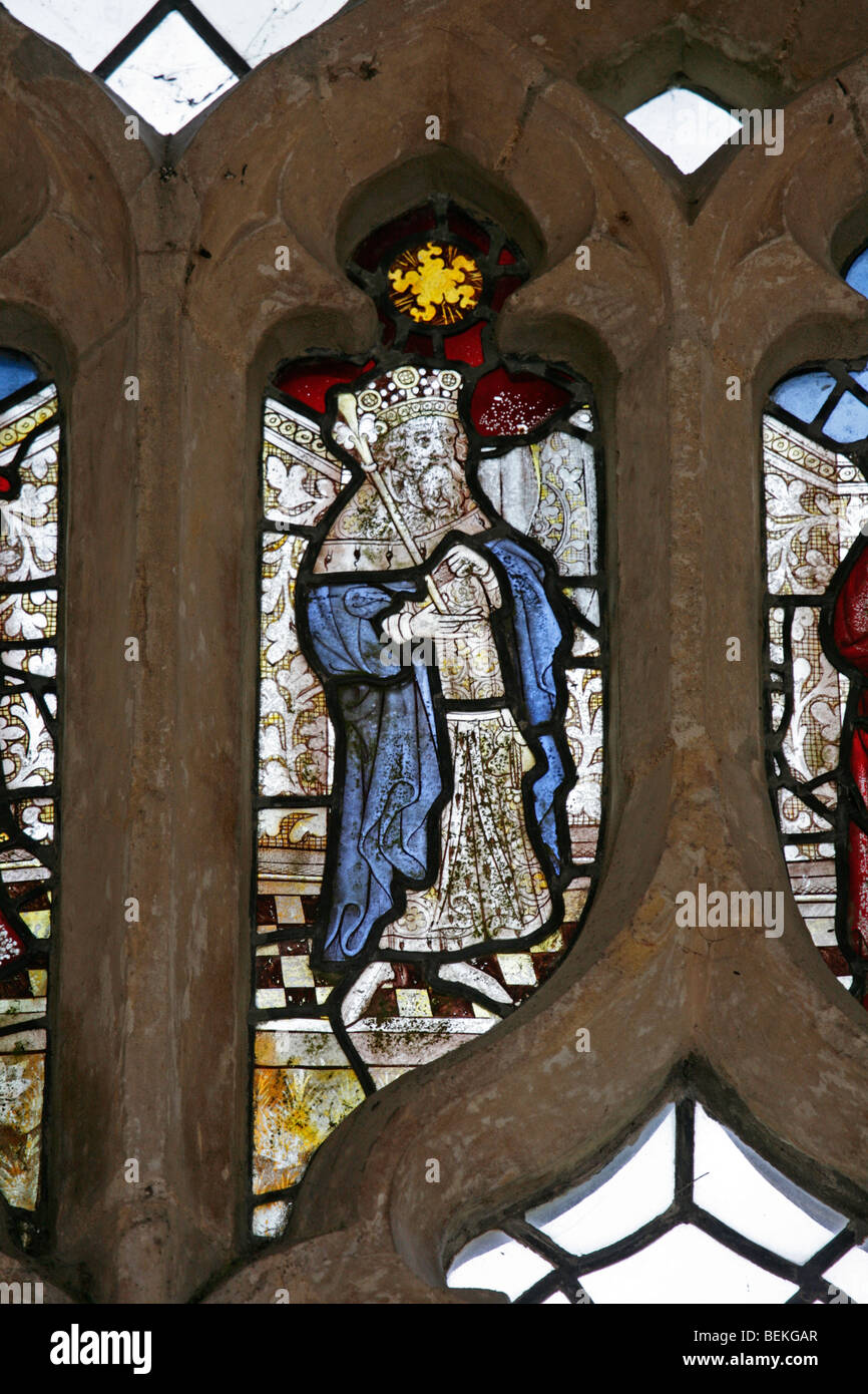 Détail d'un vitrail médiéval (XVe siècle) représentant divers rois d'Angleterre, église Sainte-Marie, Stody, Norfolk Banque D'Images