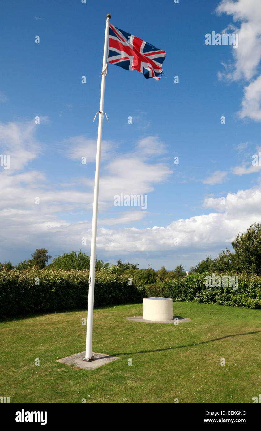 L'Union européenne drapeau flotte au cours de la Seconde Guerre mondiale Bunker allemand Hillman, près de Colleville Montgomery, Normandie. Banque D'Images