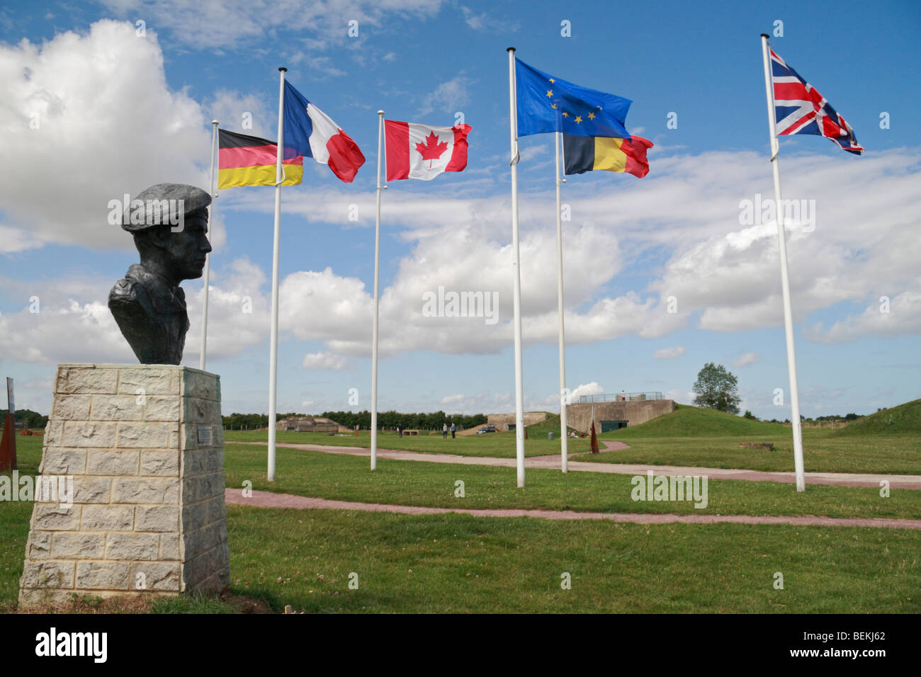L'UE et la seconde guerre mondiale, je vois des drapeaux à côté du buste à lieutenant-colonel Otway T à la batterie allemande de Merville, Normandie. Banque D'Images