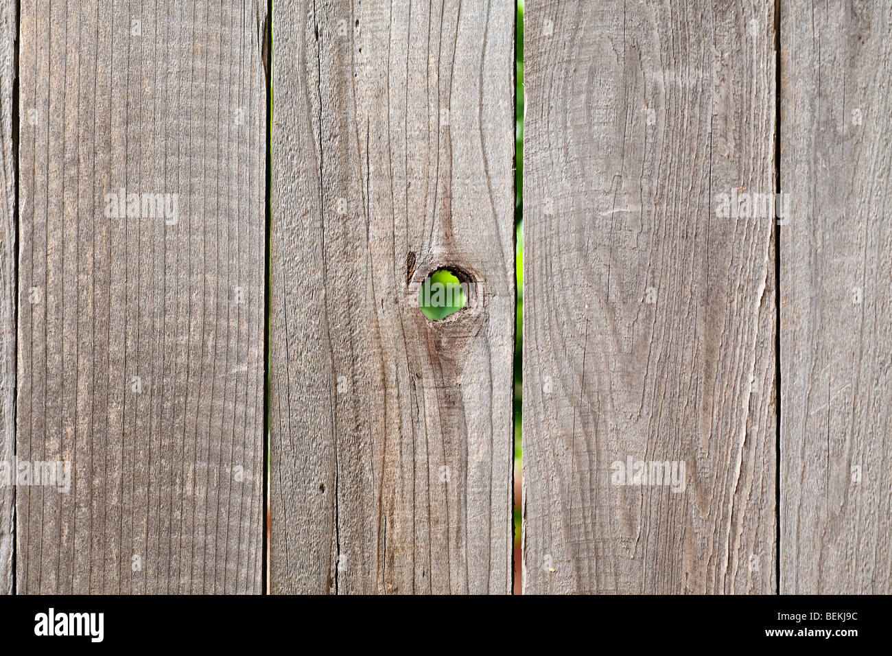 L'escrime en bois rugueux avec fond trou noeud Banque D'Images