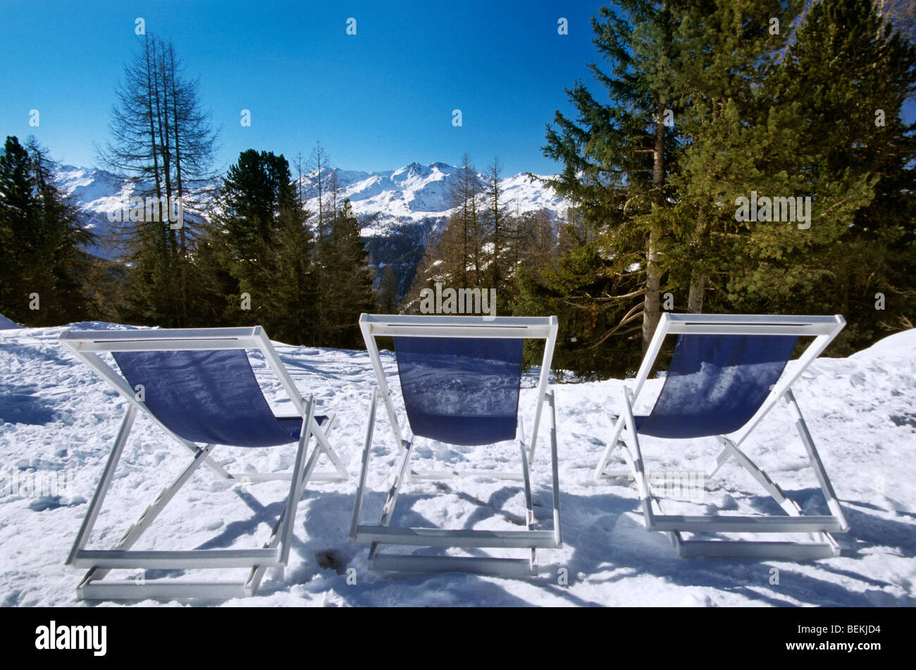 Transats dans la neige avec vue sur les montagnes, au bord de l'Illhorn, Valais, Suisse Banque D'Images