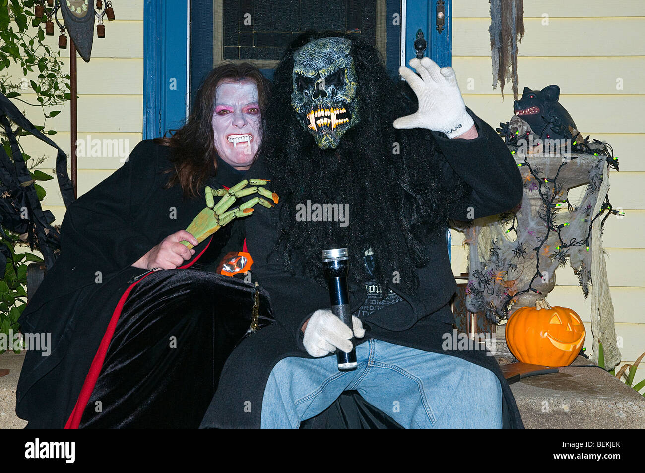 Masque d'Halloween en couple & maquillage comme femme vampire & monster Terminator. Banque D'Images