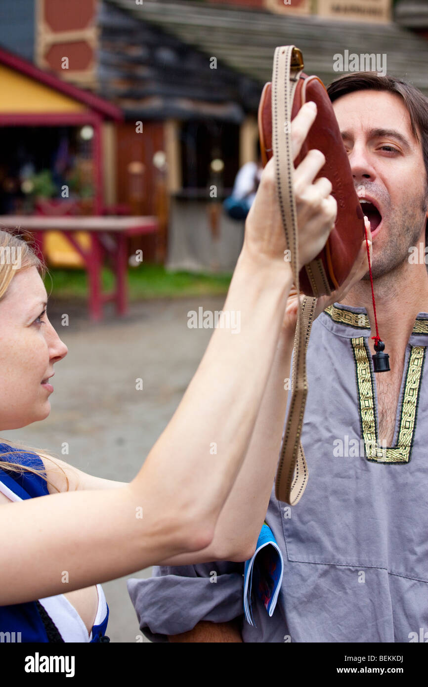 Bénéficiant de l'hydromel au Renaissance Fair à Tuxedo, New York Banque D'Images Bénéficiant de l'hydromel au Renaissance Fair à Tuxedo, New York Banque D'Images
