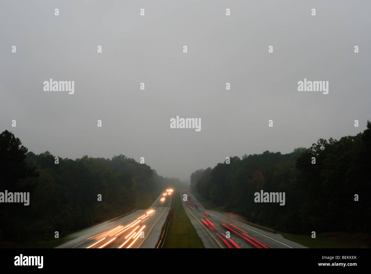 L'autoroute avec des voitures sur un soir de pluie, gris Banque D'Images