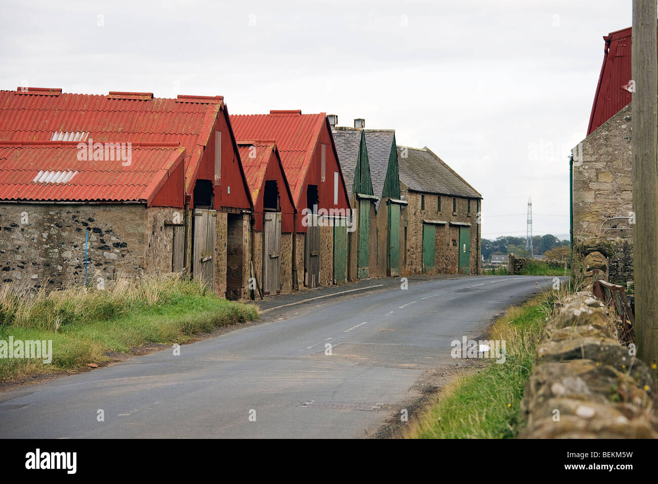 Bâtiments d'exploitation divisé par la voie publique. Banque D'Images