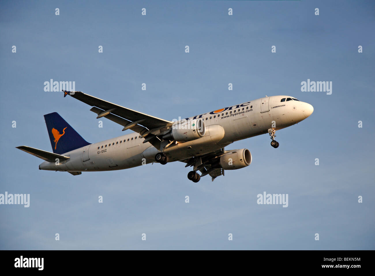 Un Airbus A320-214 d'Air One en venant d'atterrir à l'aéroport de Londres Heathrow, Royaume-Uni. Août 2009. (EI-DSZ) Banque D'Images