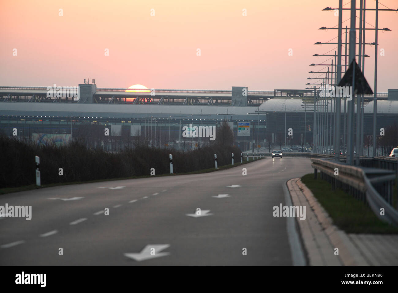 L'aéroport Leipzig-Halle au coucher du soleil, Allemagne Banque D'Images