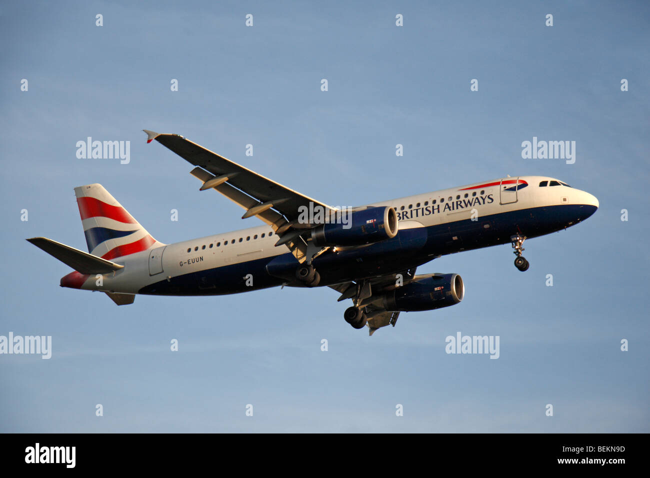 Un British Airways (BA) Airbus A320-232 en venant d'atterrir à l'aéroport de Londres Heathrow, Royaume-Uni. Août 2009. (G-EUUN) Banque D'Images