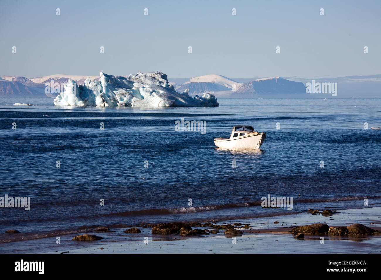 Bateau de pêche à Siorapaluk, le plus septentrional du monde Règlement de chasse/pêche (77 degrés 42 minutes de latitude nord), le nord du Groenland. Banque D'Images