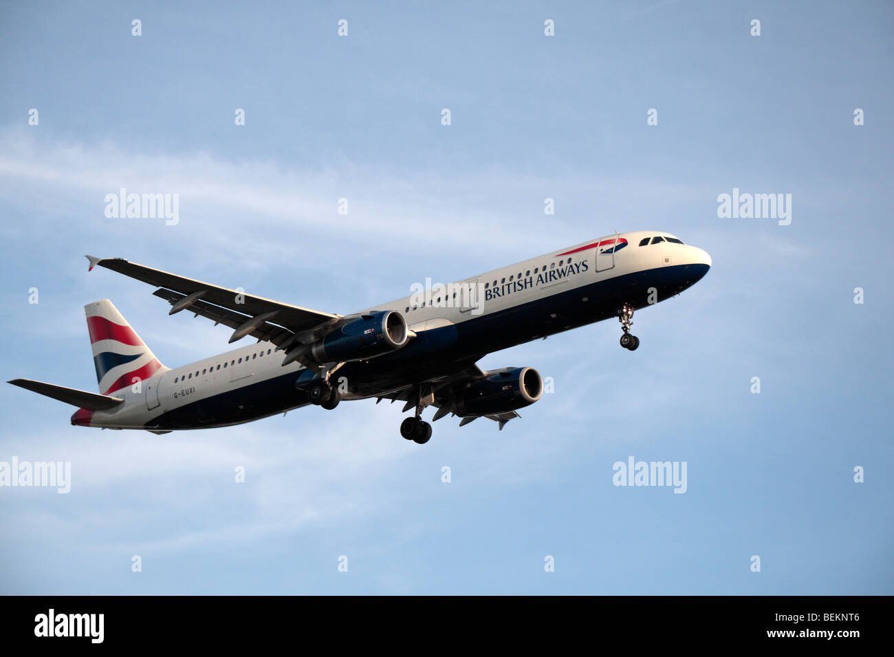 Un British Airways (BA) Airbus A321-231 en venant d'atterrir à l'aéroport de Londres Heathrow, Royaume-Uni. Août 2009. (G-EUXI) Banque D'Images