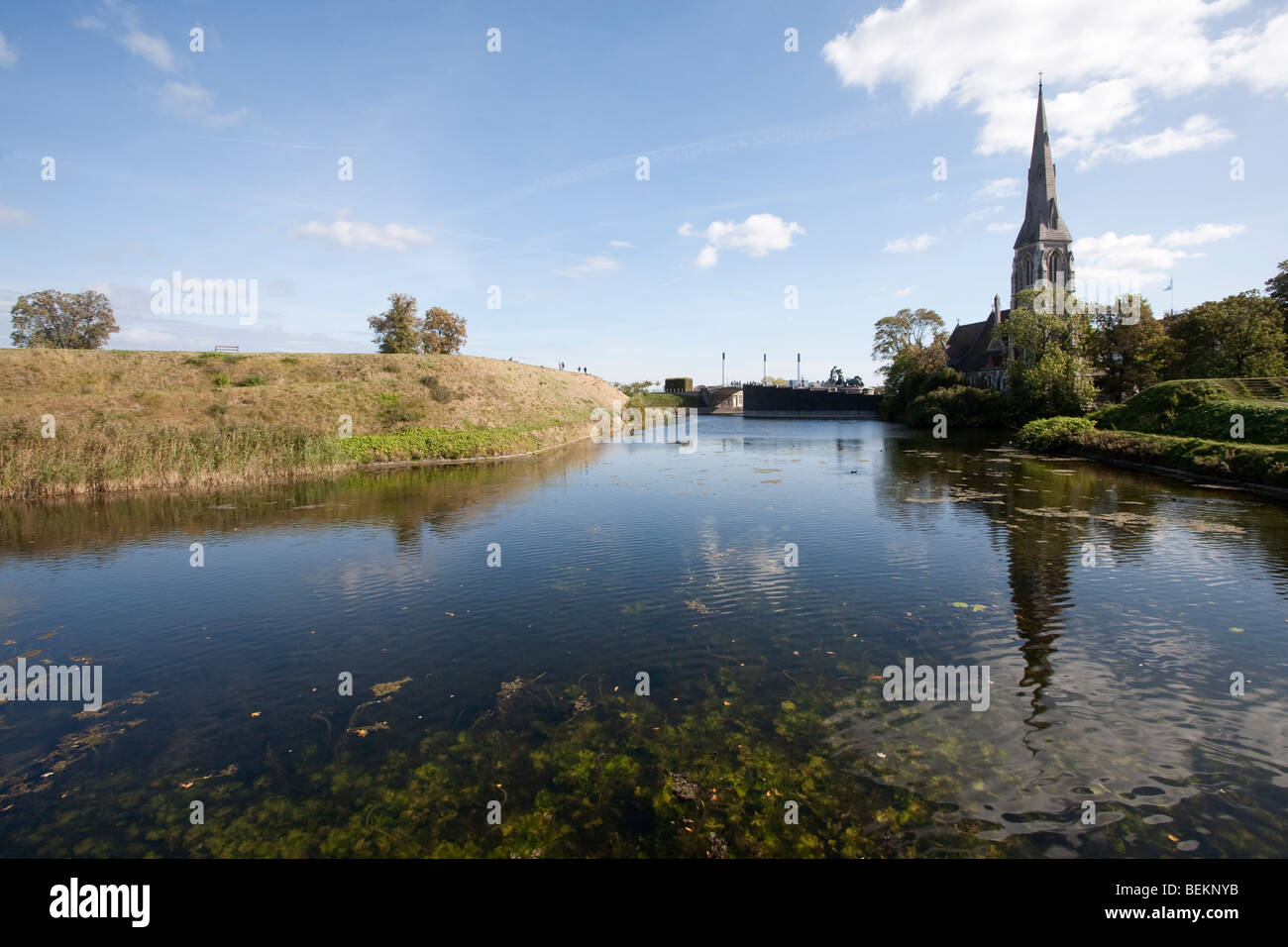 St Alban's Anglican Church vu de douves bordant la citadelle. Copenhague, Danemark, Scandinavie Banque D'Images