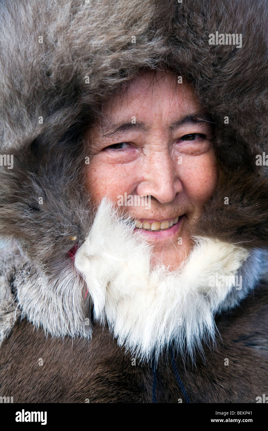 Homme inuit parka de fourrure de phoque traditionnelle Banque D'Images