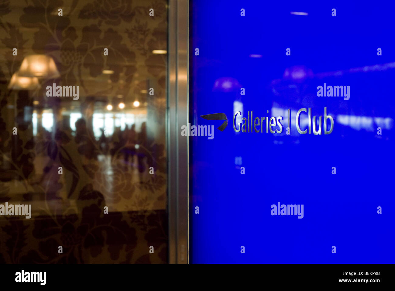 Un écran de bienvenue au Salon Galleries Club de British Airways à l'aéroport d'Heathrow, Terminal 5. Banque D'Images