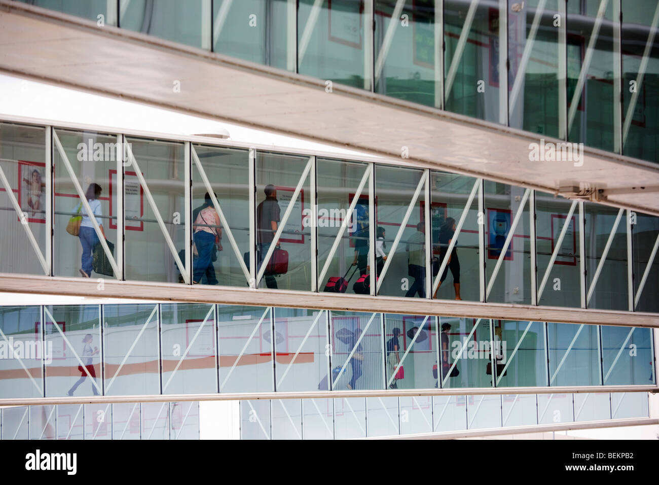 Les passagers le long des jetées de leur aéronef nouvellement arrivés, vers, hall des arrivées de l'aéroport de Heathrow. Banque D'Images