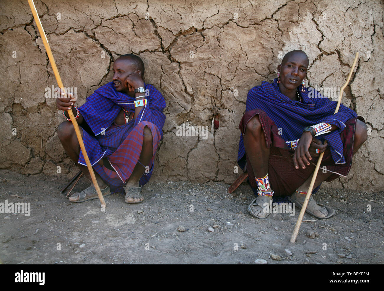 Les hommes masaï reste contre un mur, refuge du Parc National d'Amboseli, Kenya, Afrique de l'Est. Banque D'Images