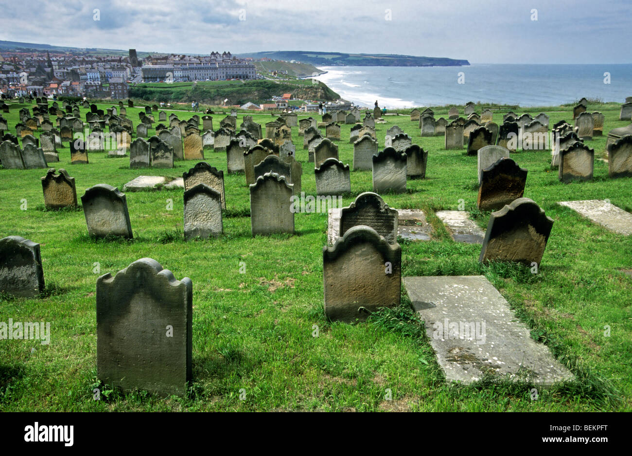 Whitby vu de St Mary's Churchyard, Yorkshire, Angleterre, Royaume-Uni Banque D'Images