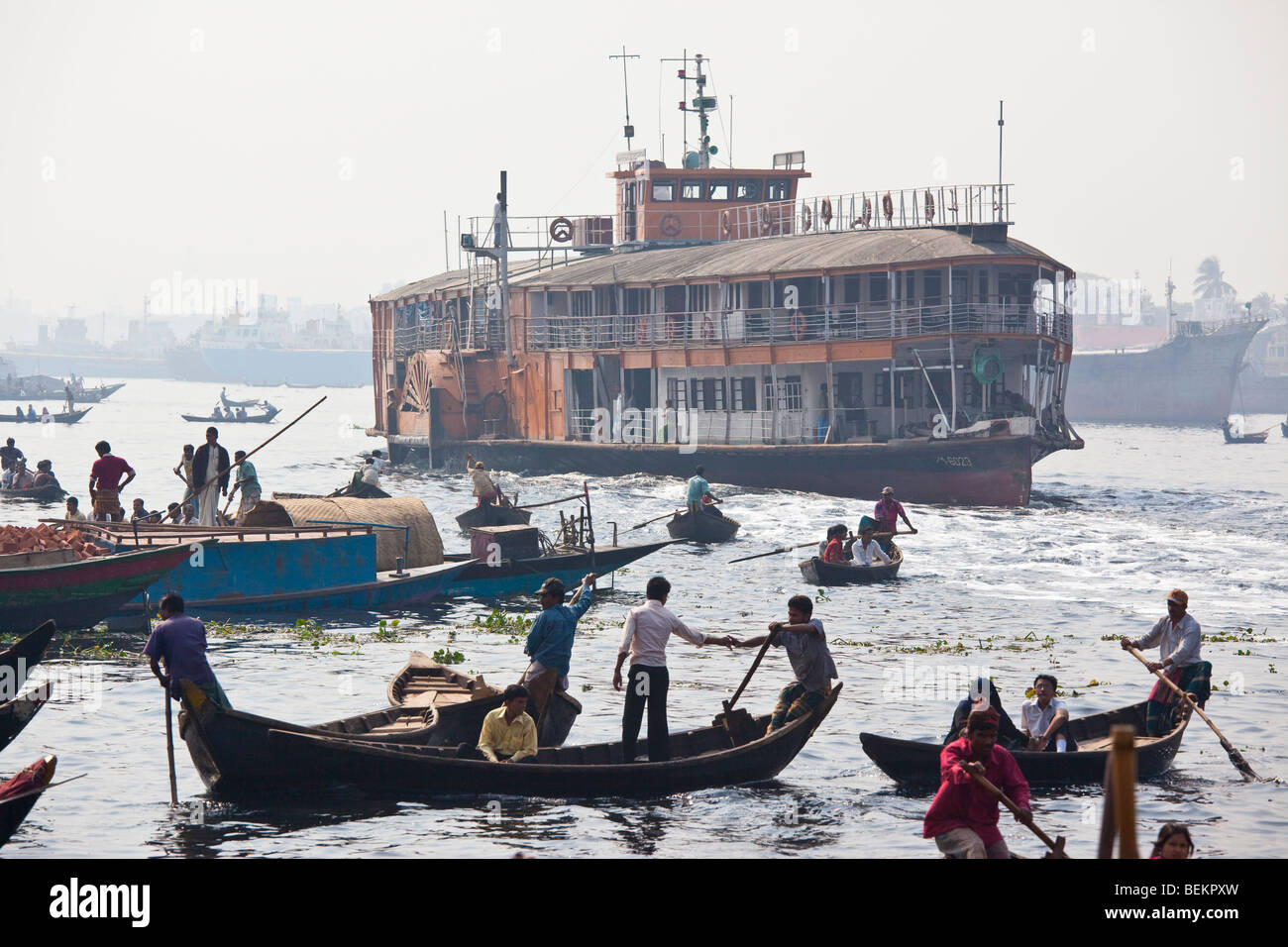 Fusée Mahsud Pédalo dans la rivière Buriganga à Dhaka Bangladesh Banque D'Images
