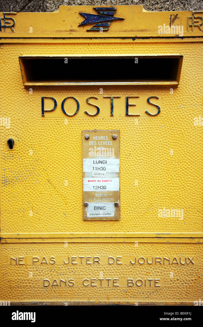 Boite aux lettres jaune francaise Banque de photographies et d’images à