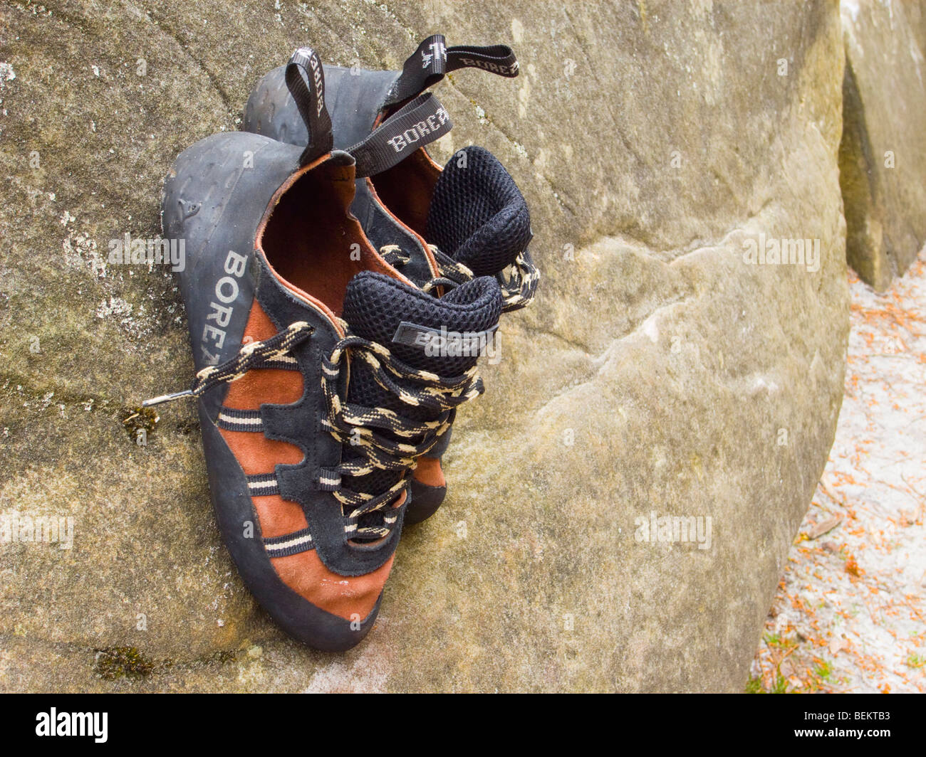 Paire de chaussures d'escalade / rocher posé sur un rocher boulder Banque D'Images