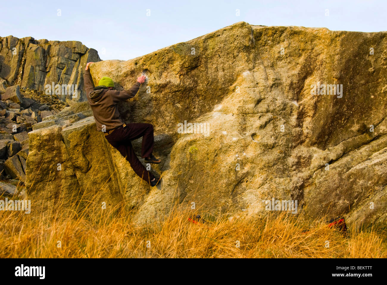 Grimpeur mâle bouldering à RAC rochers Gwynedd au Pays de Galles Banque D'Images