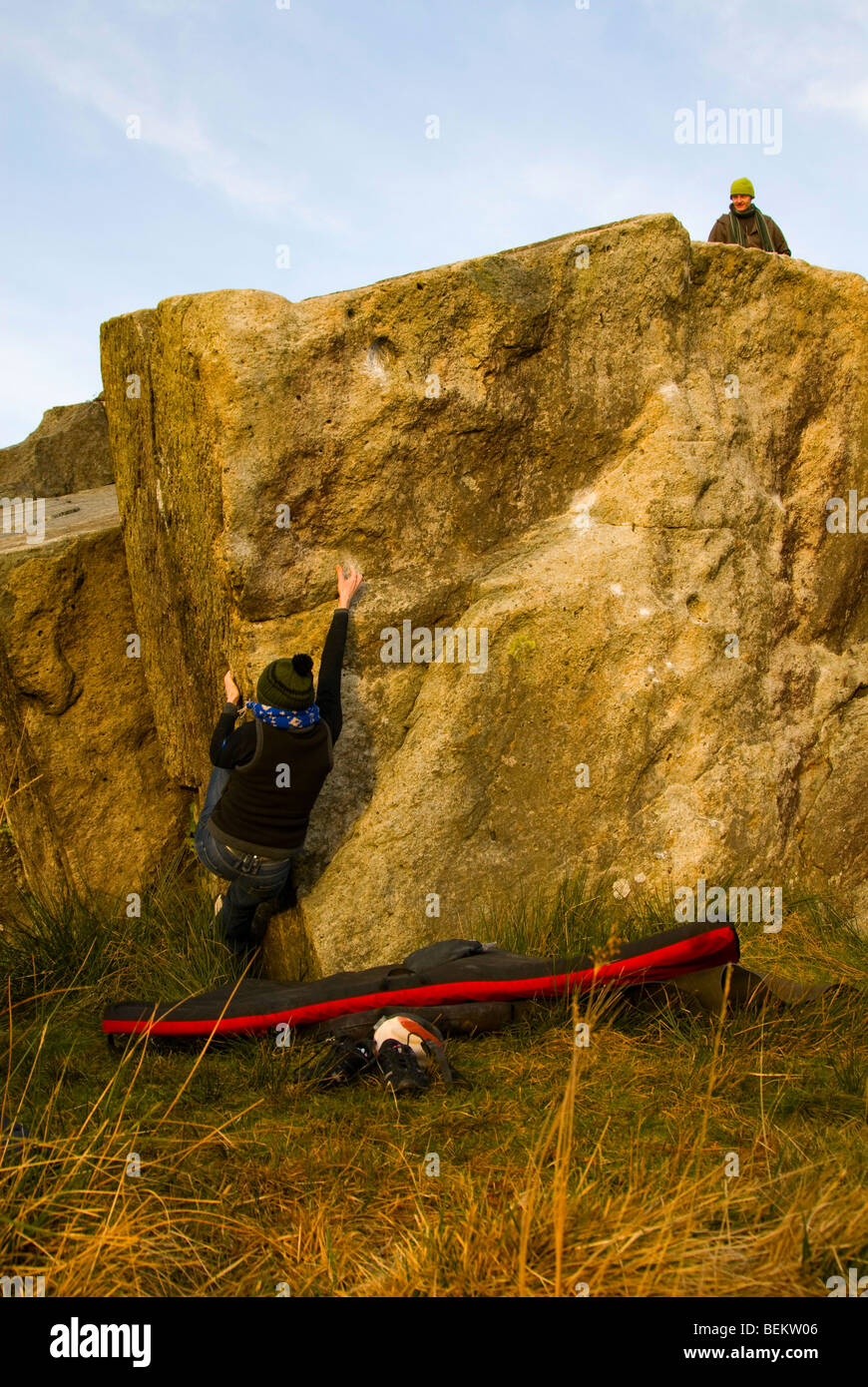 Grimpeur femelle bouldering à RAC rochers Gwynedd au Pays de Galles Banque D'Images
