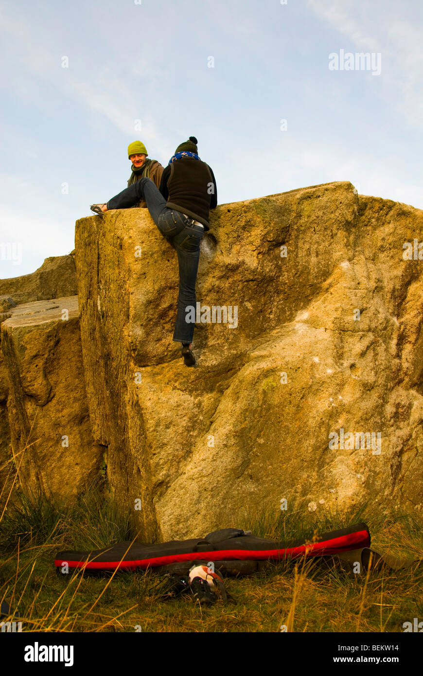 Grimpeur femelle bouldering à RAC rochers Gwynedd au Pays de Galles Banque D'Images