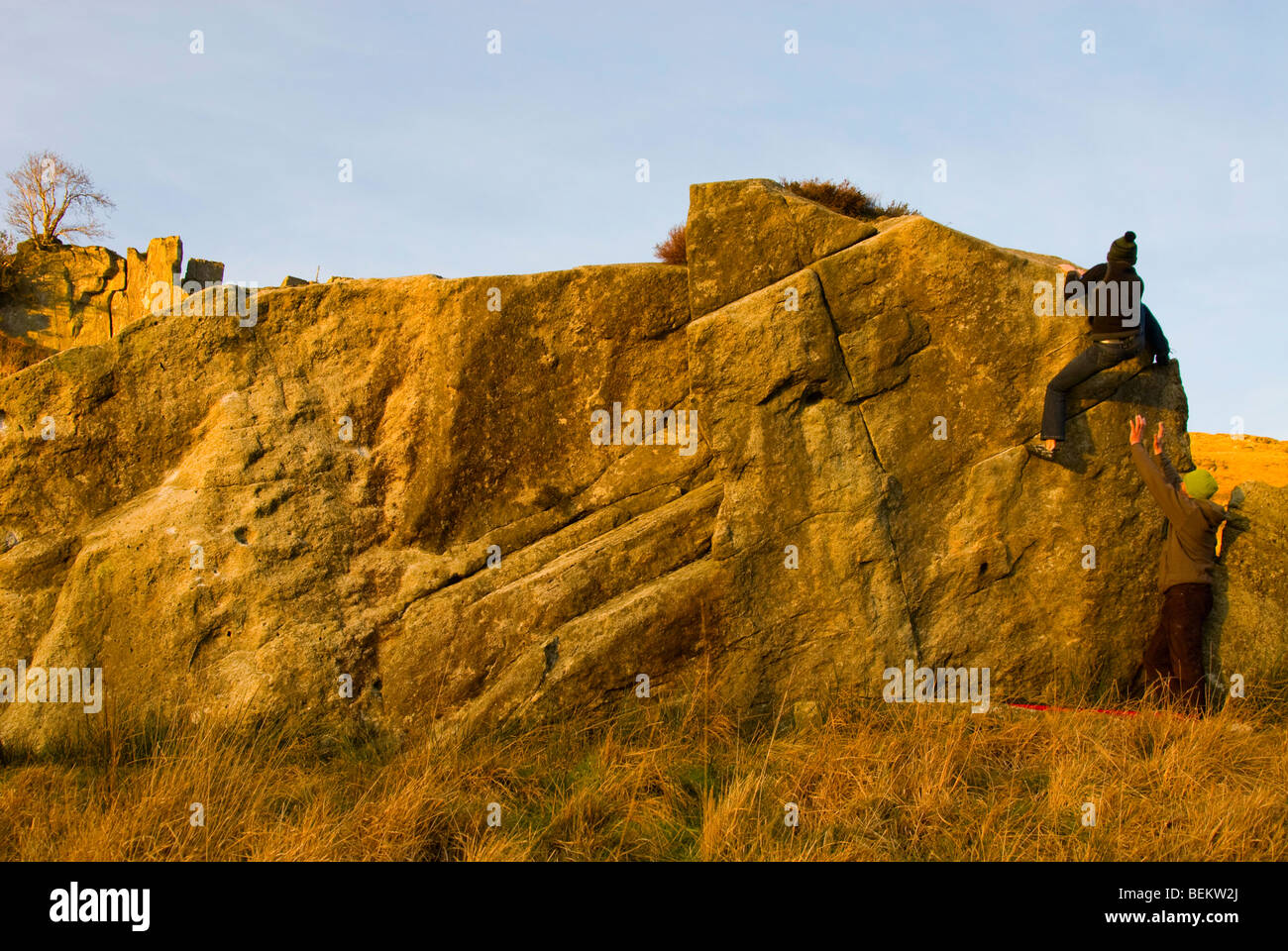 Grimpeur femelle bouldering à RAC rochers Gwynedd au Pays de Galles Banque D'Images