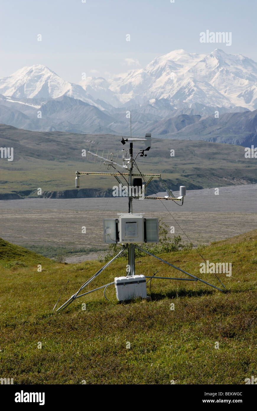 La station de surveillance du climat, près de l'Eielson site, Denali National Park et de préserver, en Alaska, avec Mt McKinley en arrière-plan. Banque D'Images