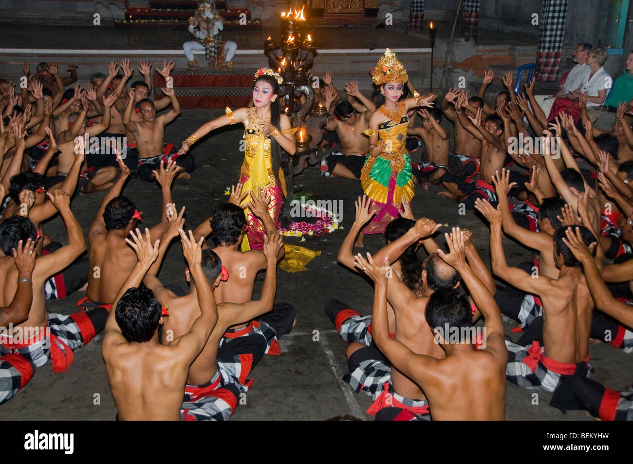 Les hommes prenant part à un spectacle de danse kecak à Ubud Bali Banque D'Images Les hommes prenant part à un spectacle de danse kecak à Ubud Bali Banque D'Images