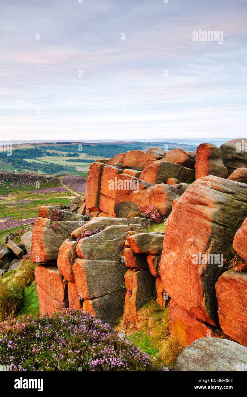 Higger Tor rocks illuminée par la lumière de l'été chaud l'aube dans le parc national de Peak District Banque D'Images