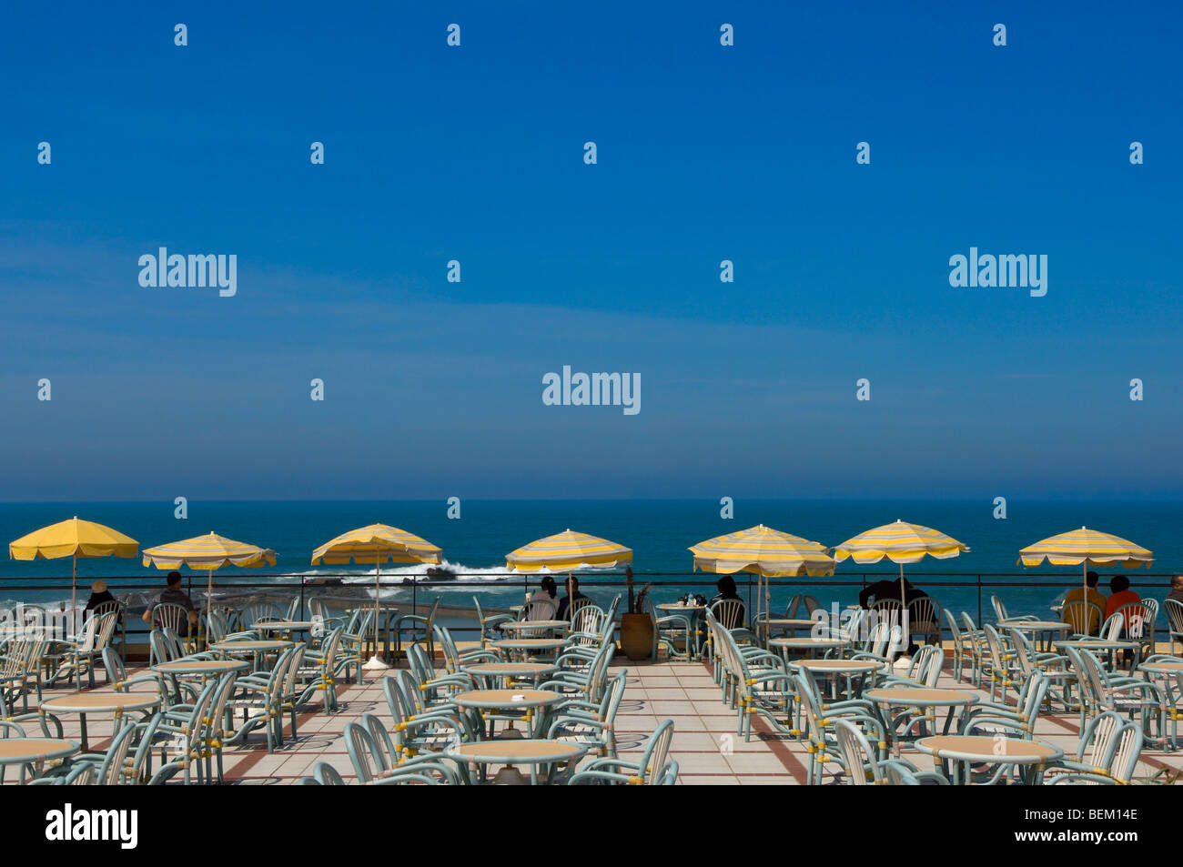 Une plage café sur la Corniche d'Ain Diab, Casablanca, Maroc, Afrique Banque D'Images