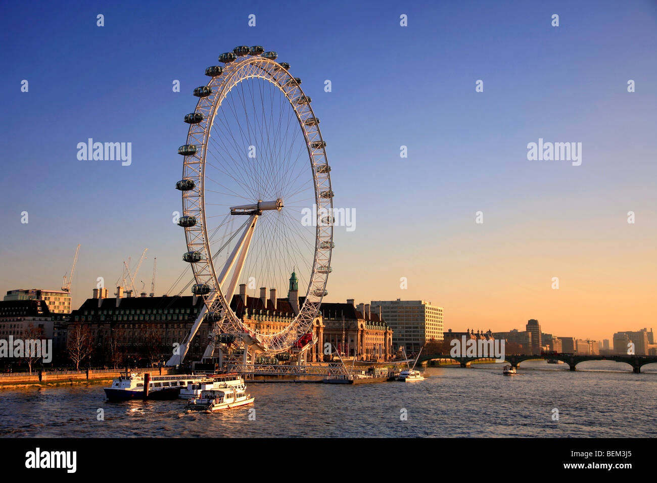 London Eye (grande roue du millénaire Rive Sud Tamise Westminster London Capitale England UK Banque D'Images