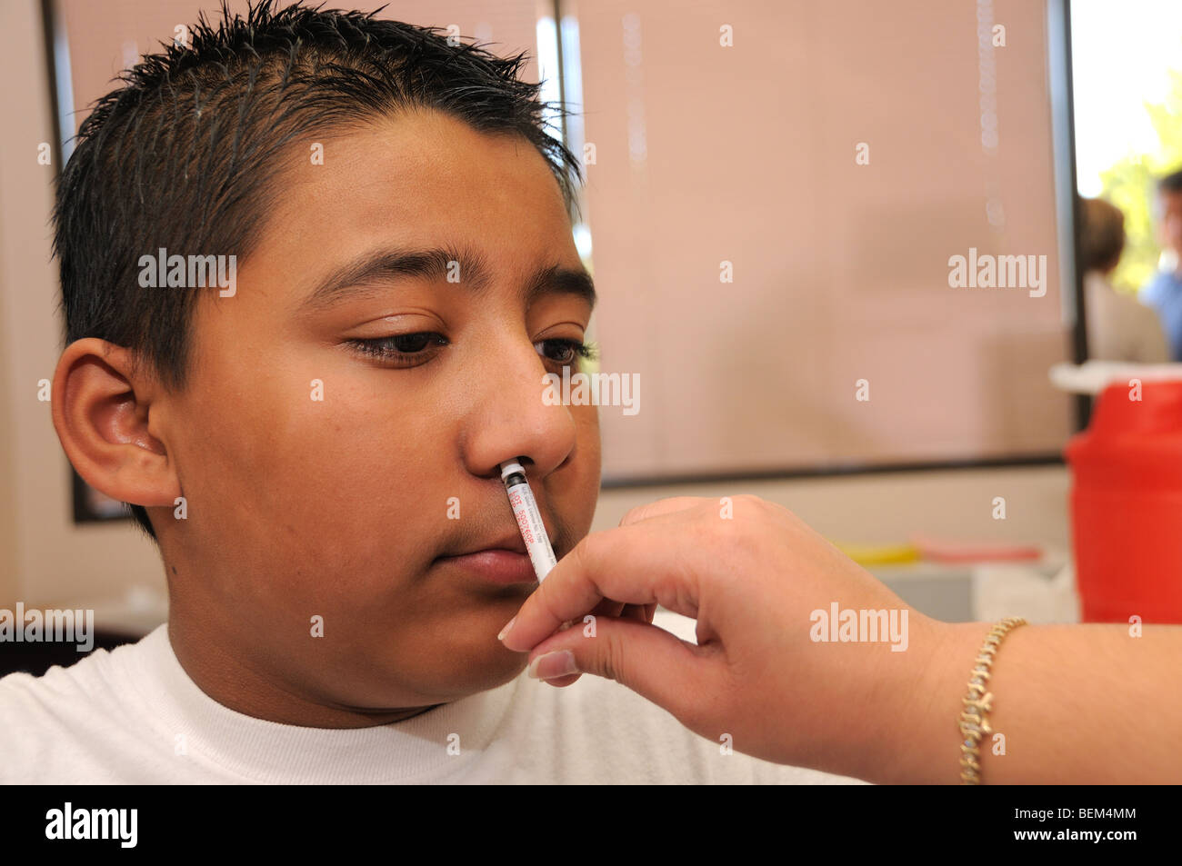 Un jeune garçon de 12 ans est vacciné pour la grippe H1N1, aussi connu sous le nom de la grippe porcine, avec un vaccin intranasal. Banque D'Images