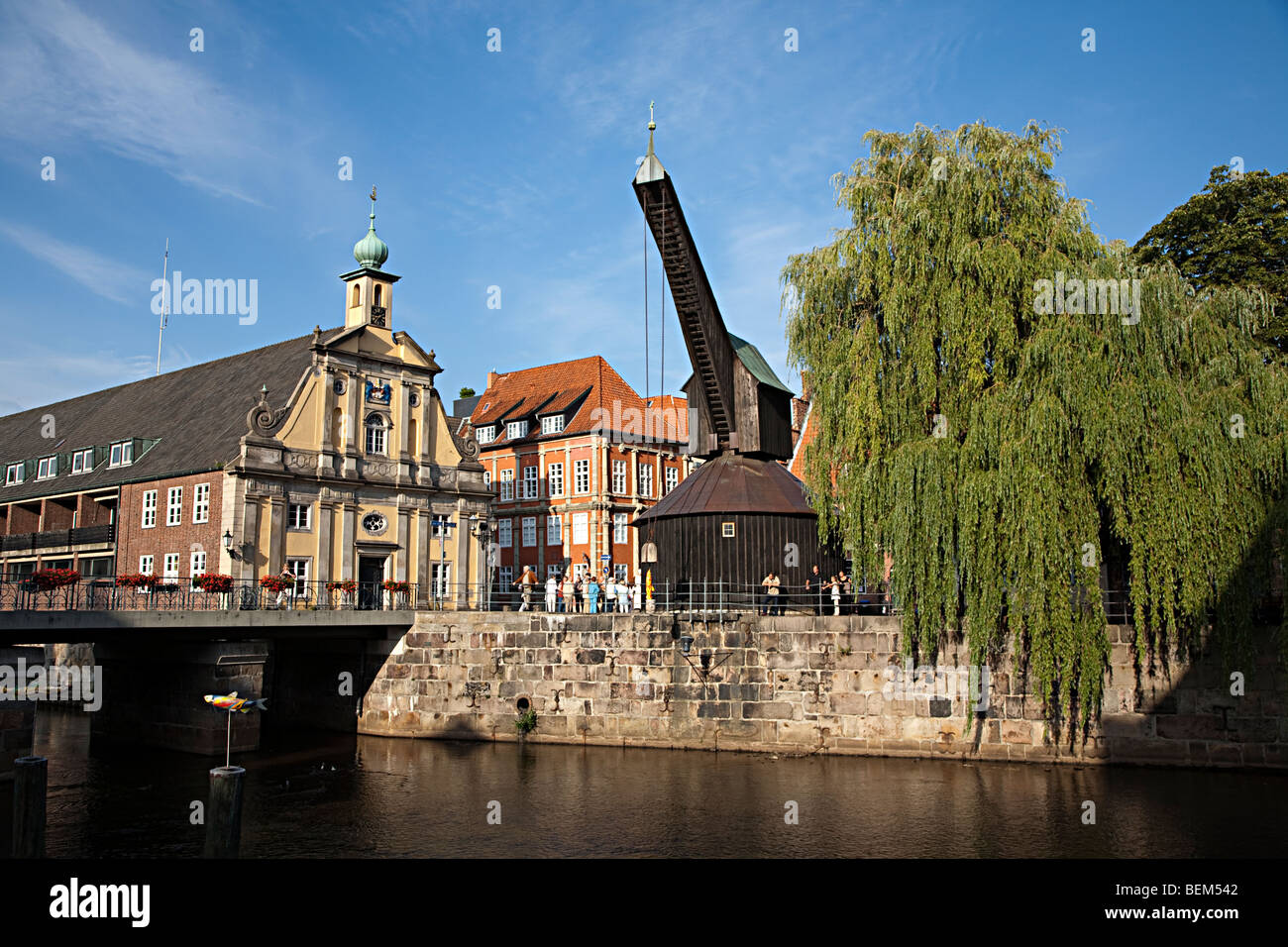 Ancienne grue de bois et l'entrepôt de sel sur la rivière Ilmenau dans Lunebourg en Allemagne Banque D'Images