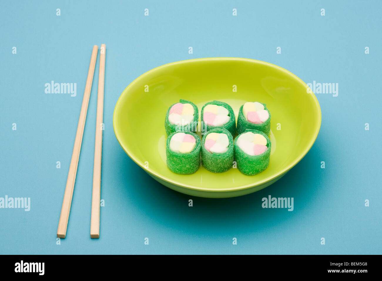 Food concept, candy roulées pour ressembler à maki rolls Banque D'Images